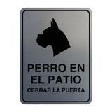 Motto Lita Portrait Round Paws, Perro En El Patio Cerrar La Puerta Wall or Door Sign