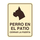 Motto Lita Portrait Round Paws, Perro En El Patio Cerrar La Puerta Wall or Door Sign